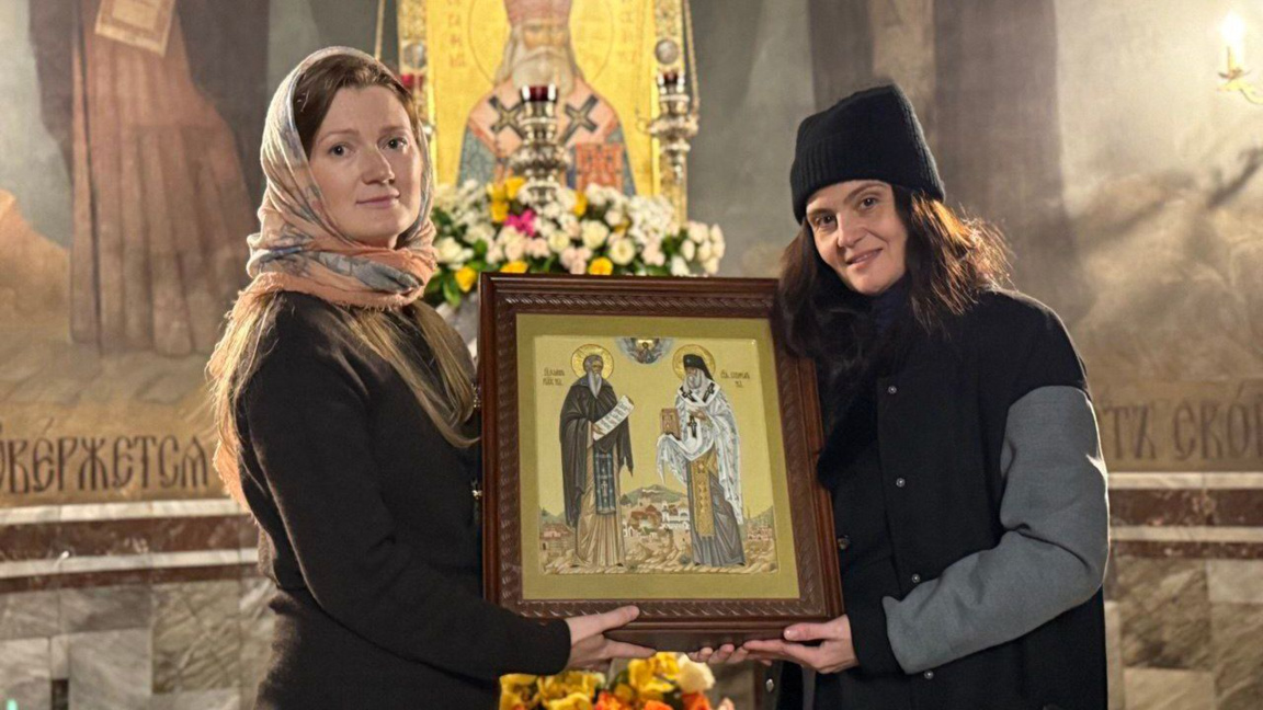 Un icono une en oración a San Serafín de...