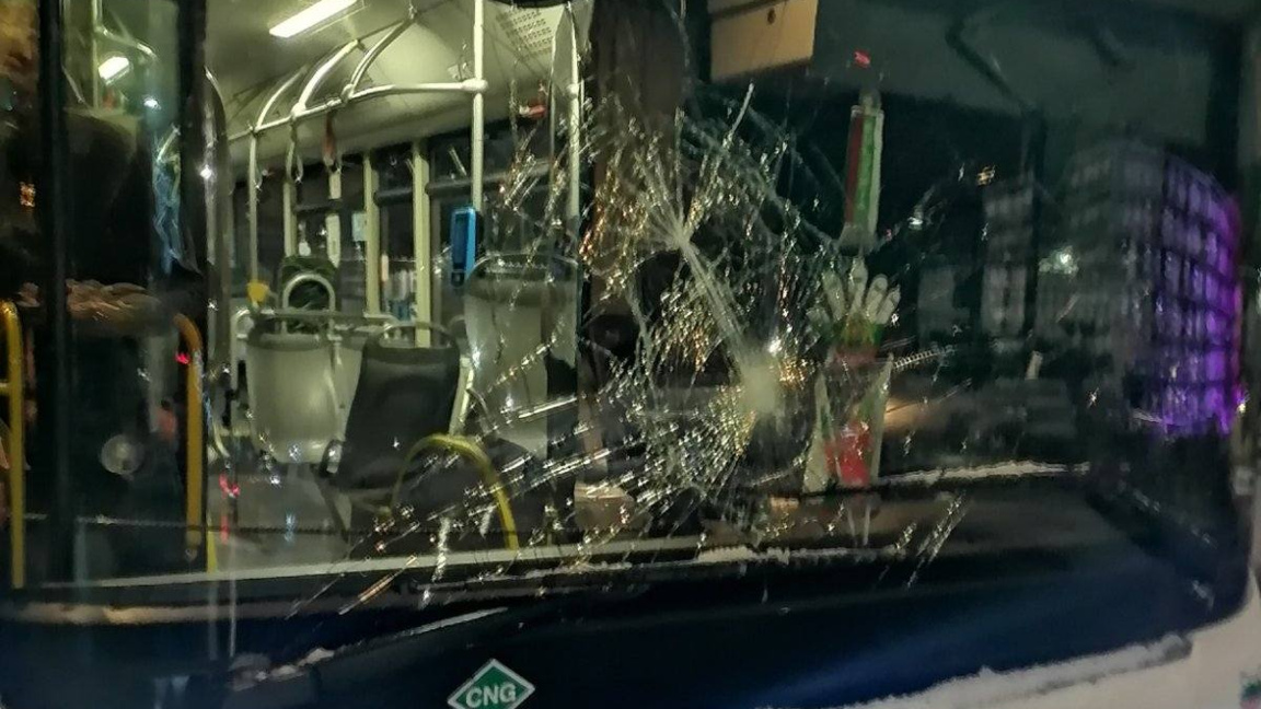 Счупиха предното стъкло на движещ се автобус в София
