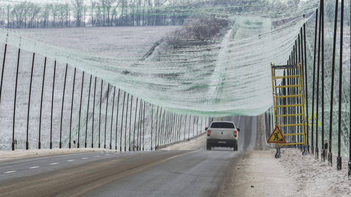 Кола преминава под антидрон мрежа в Украйна