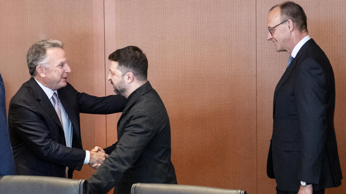 Стив Уиткоф и Володимир Зеленски в Берлин. Вдясно е канцлерът Фридрих Мерц, 14 декември 2025 г.