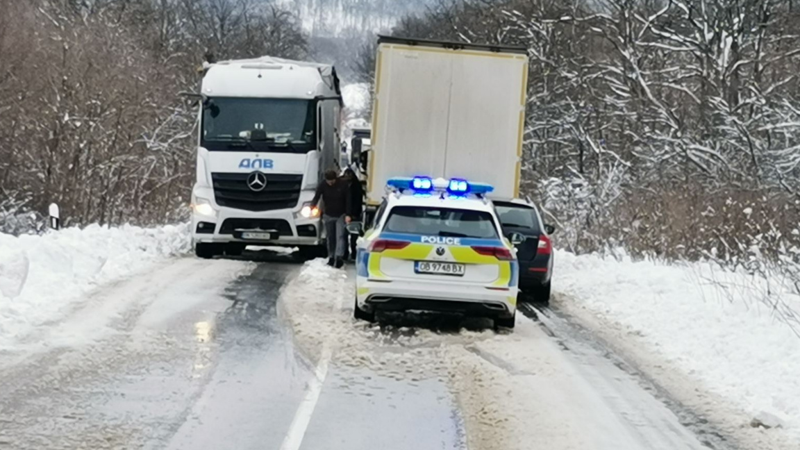 Закъсали тирове на пътя Ловеч – Севлиево блокираха движението.
