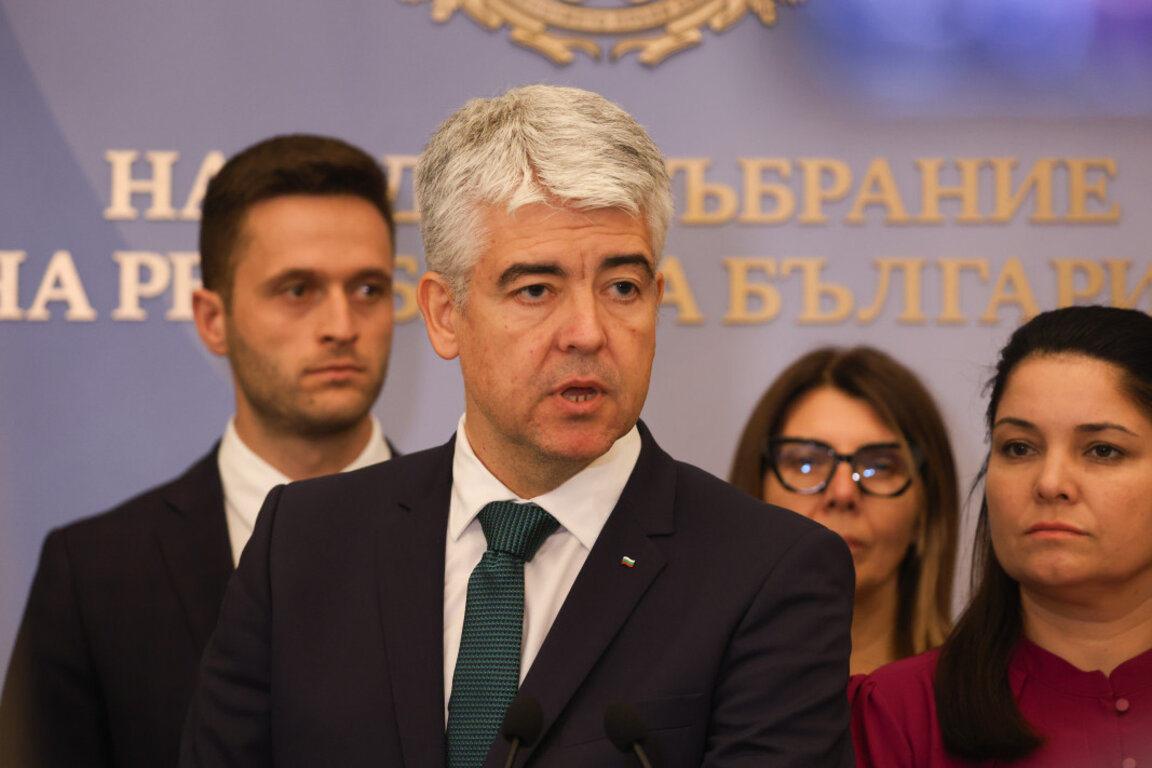 Брифинг в кулоарите на Народното събрание (от ляво надясно) на Анджей Джандев, Тимур Халилов, Ализан Яхова, Фатме Рамадан.