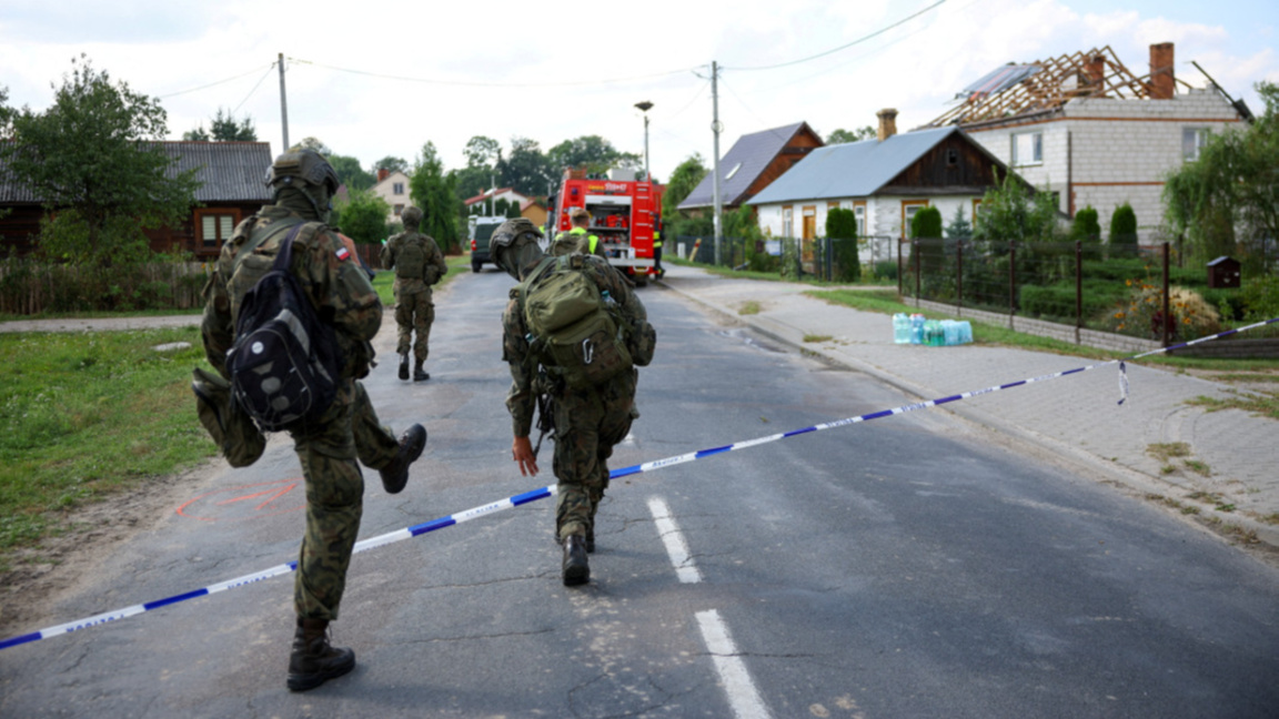 Полски военни в селище край Люблин, където покрив бе срутен от паднал дрон, 10 септември 2025 г.