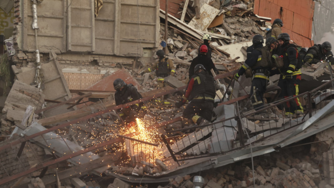 Спасителни екипи сред развалини след руски удари в украинския град Запорожие, 7 ноември 2024 г.