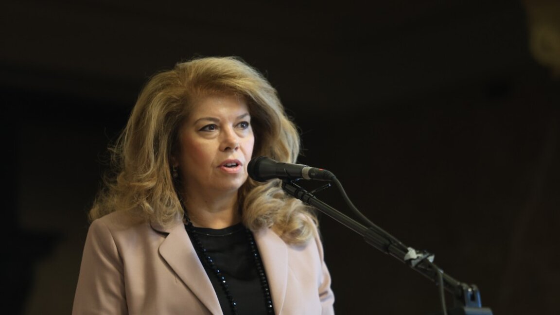 Вицепрезидентът Илияна Йотова.