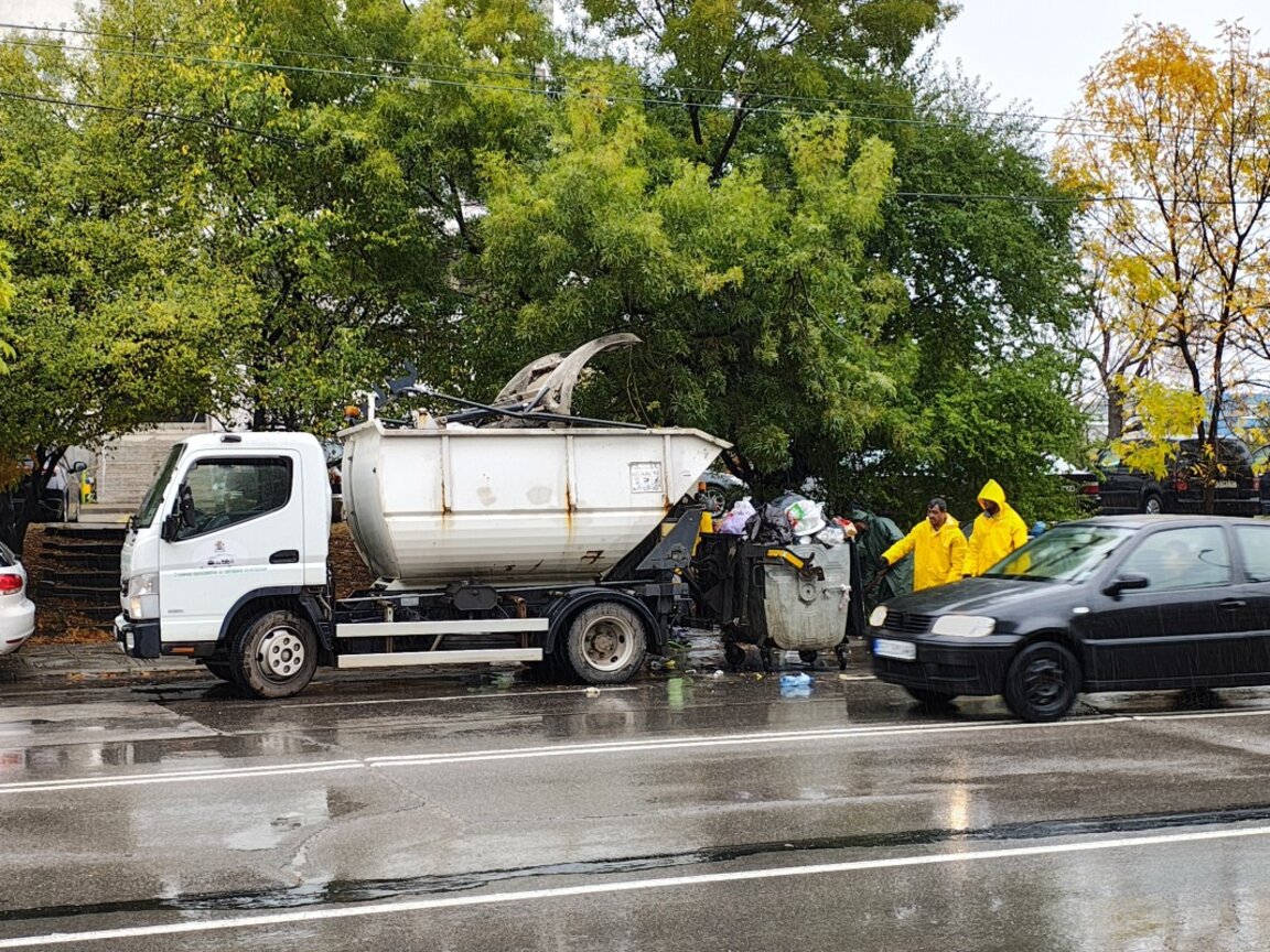 Камиони на Столичното предприятие за отпадъци вече извозват боклука от "Люлин" и "Красно село"