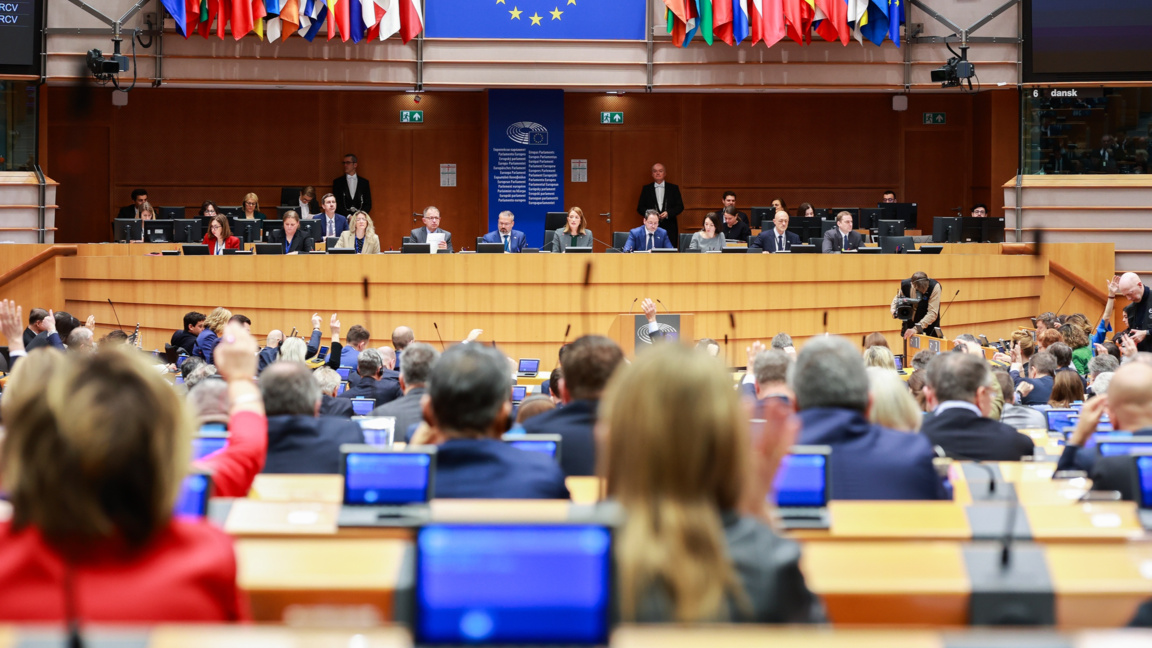Евродепутати с критики към Орбан и Фицо