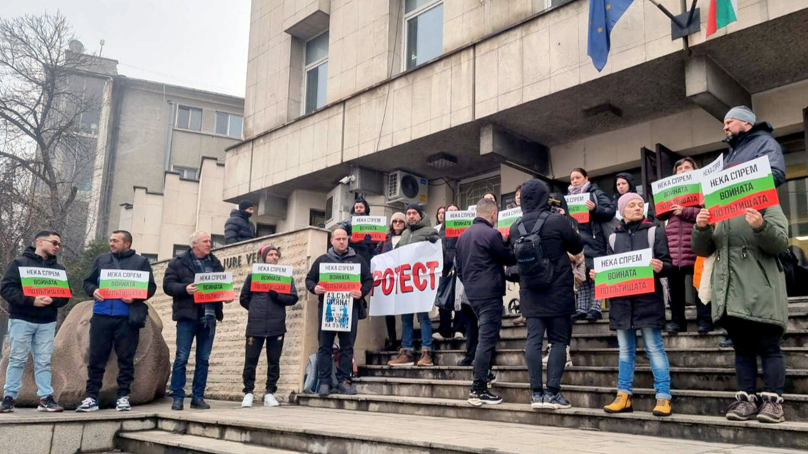 Протестиращи във Велико Търново настояват за по-тежка мярка за неотклонение на предизвикалия катастрофа мъж, при която загина бившият кмет на Червен бряг Цветан Костадинов.
