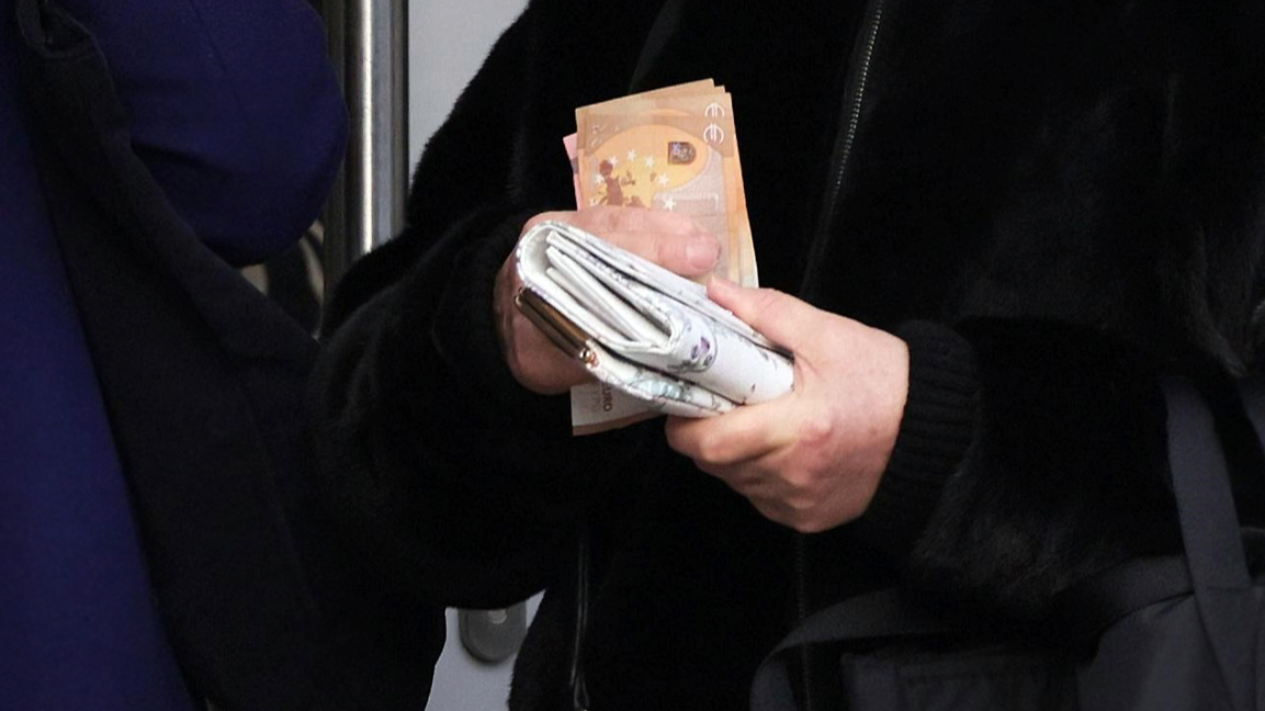 Първи пенсии в евро – възрастните хора в България се адаптират към новата валута