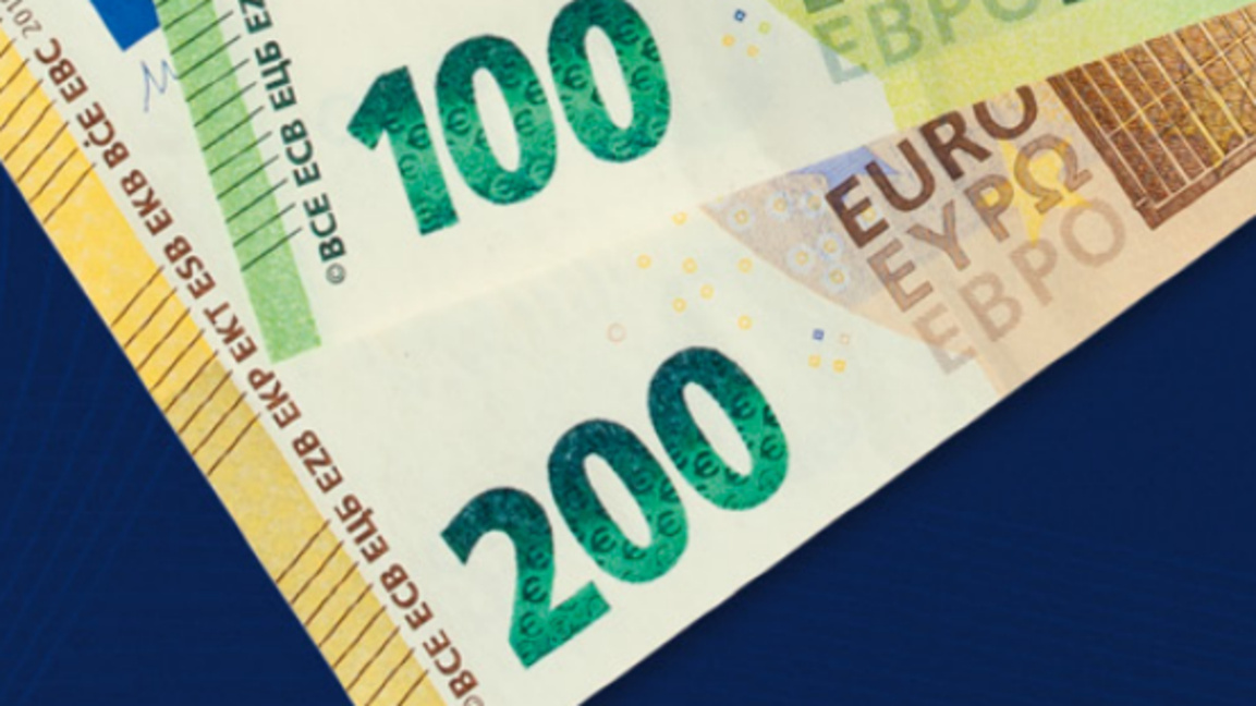 Колаж с евробанкноти на ЕЦБ