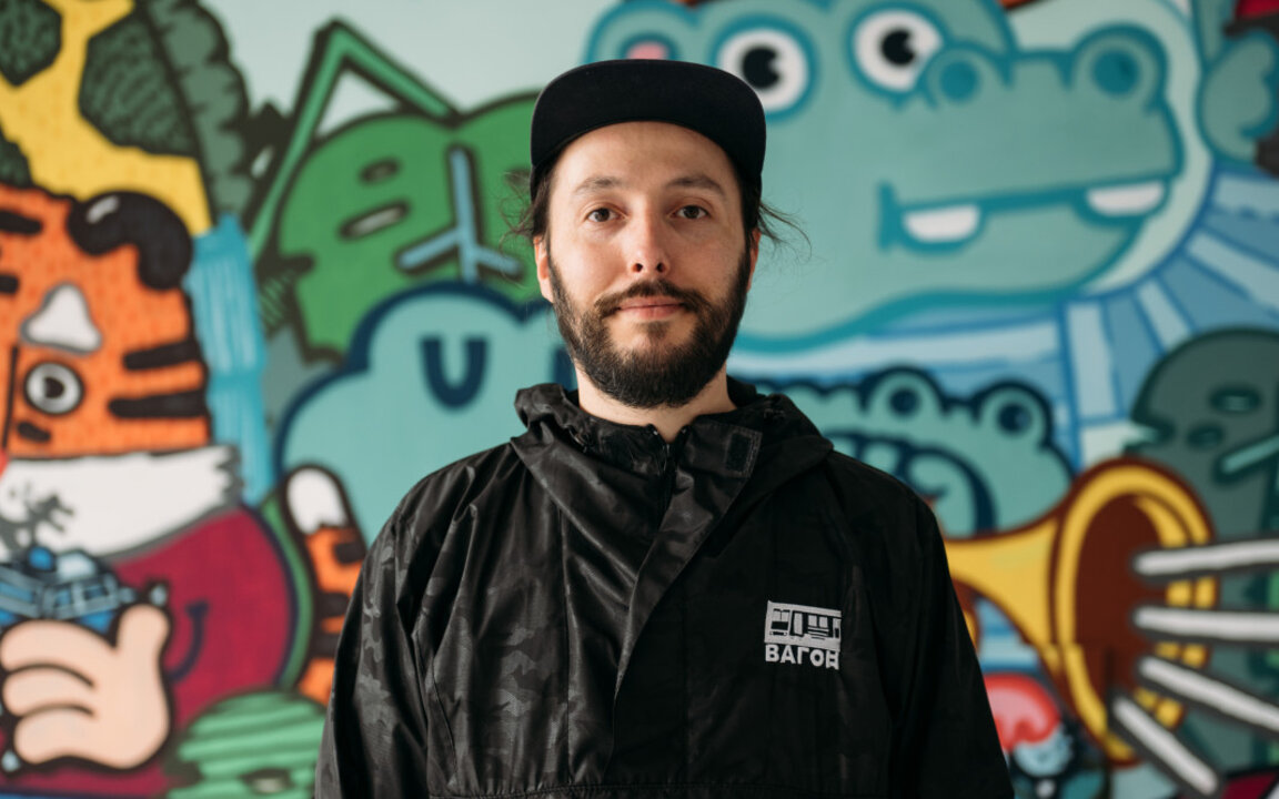 Артистът от морската столица, който облагородява средата на софиянци