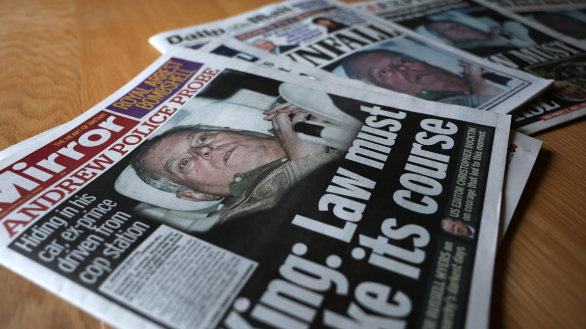 Първи страници на британски вестници, които съобщават за ареста на Андрю Маунтбатън-Уиндзор, февруари 2026 г.