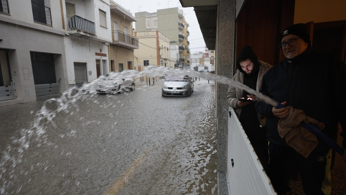 Бурите в Испания взеха жертва, двама души се издирват