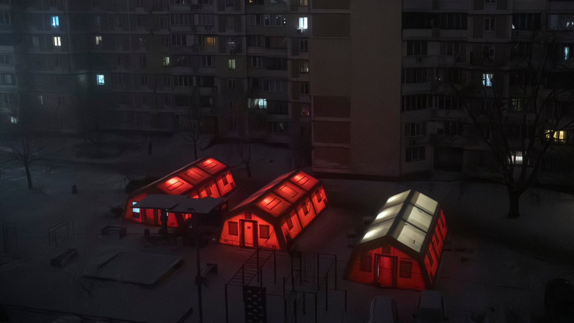 Аварийни палатки са поставени в жилищен квартал, където хората могат да се стоплят след въздушни атаки на Русия срещу енергийните обекти на страната, 15.01.2026 г.