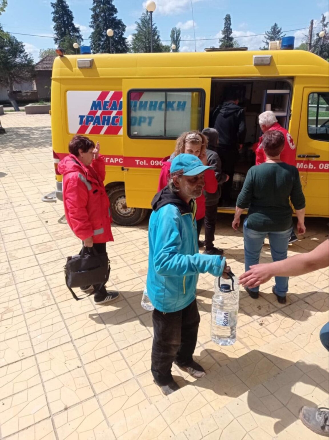 От БЧК Монтана доставиха вода за пострадалите в Кобиляк.