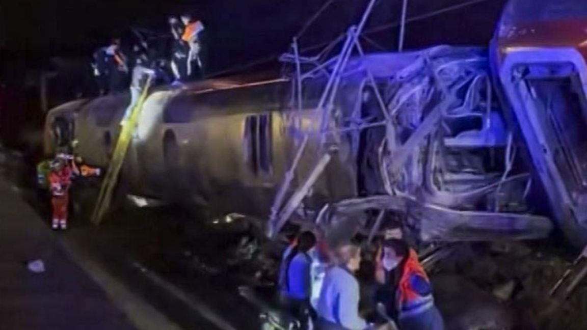 Един от двата дерайлирали влака