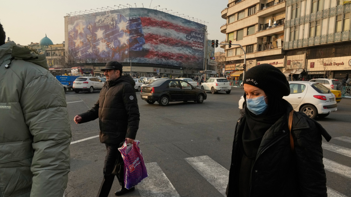 Билбордът изобразява повреден американски самолетоносач с повредени изтребители на палубата