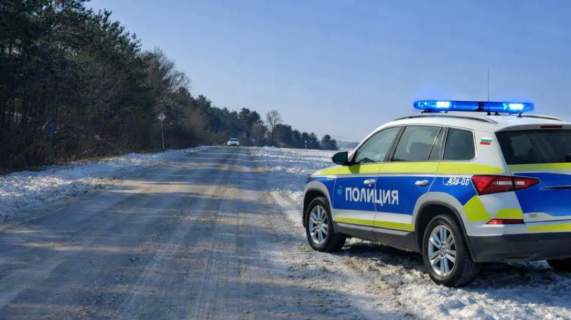 Слаб снеговалеж по пътя Варна-Добрич, на отделни места има снегонавявания