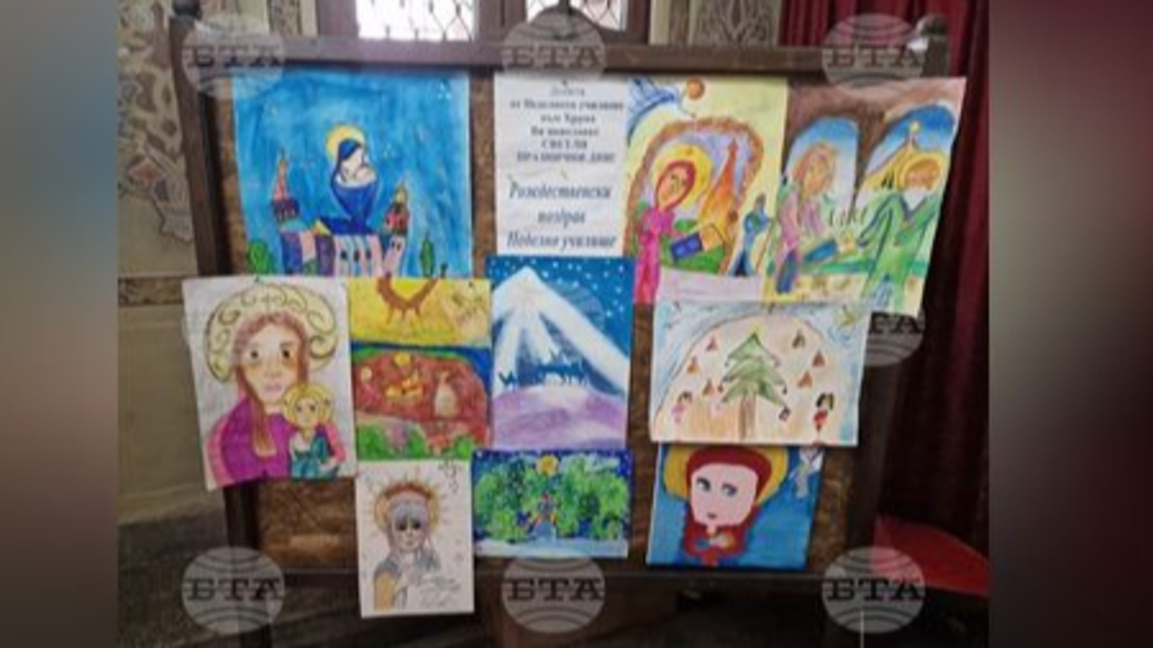 Деца украсяват християнски храм...