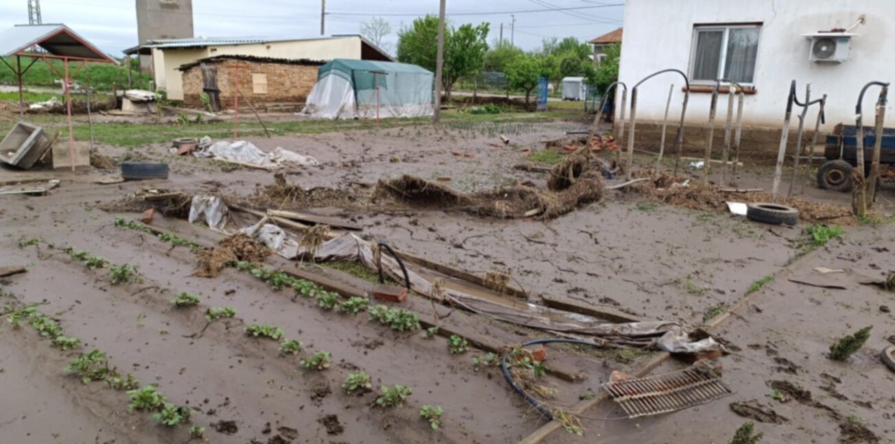 След проливните дъждове във Вълчедръм: Наводнени са дворове и улици