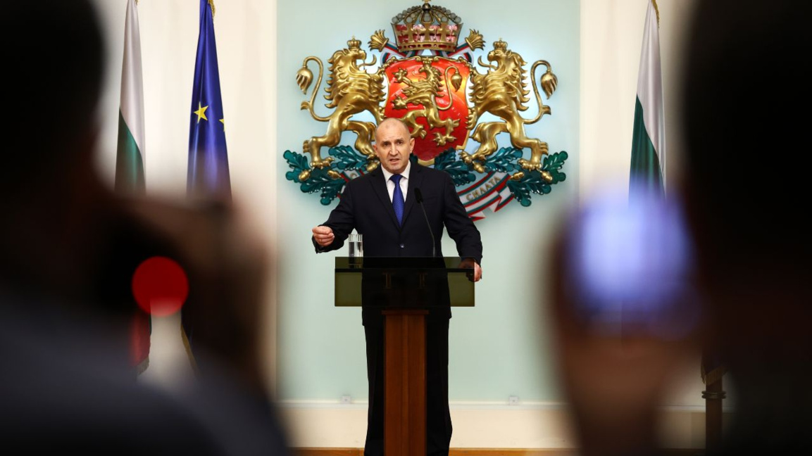 Оставката на президента Румен Радев отго...