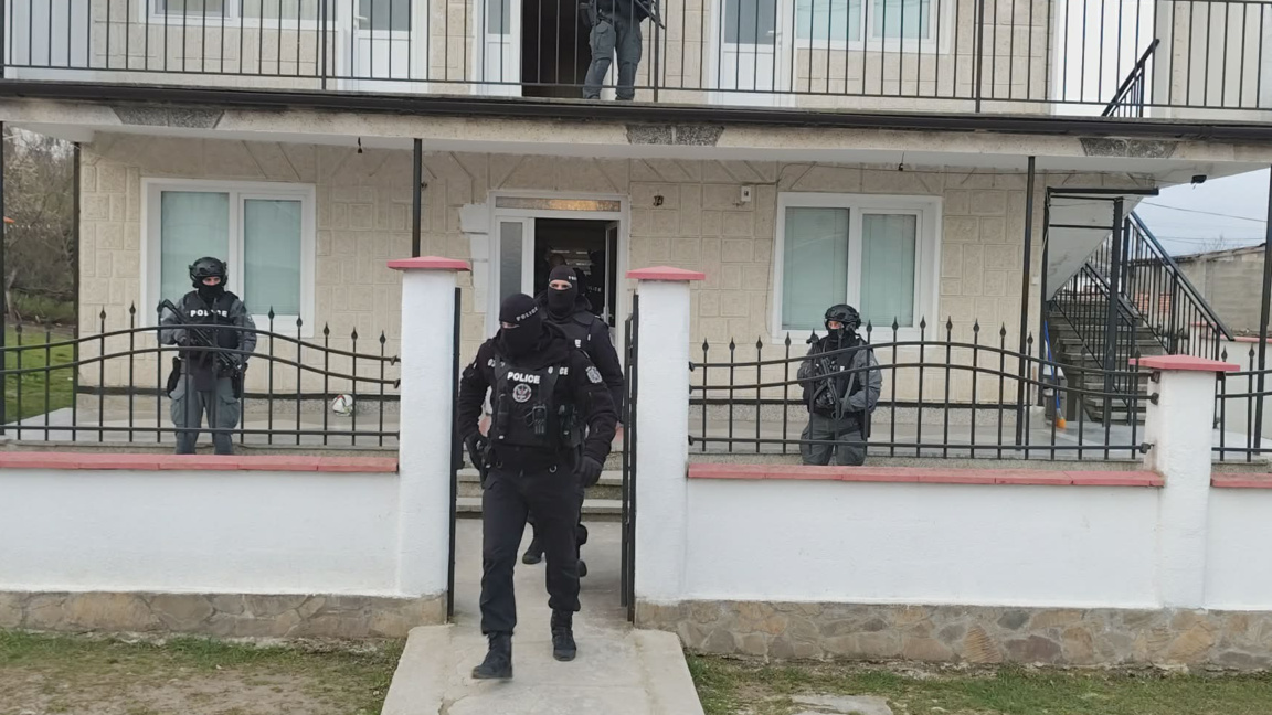 40 са задържаните при акцията във Варнен...