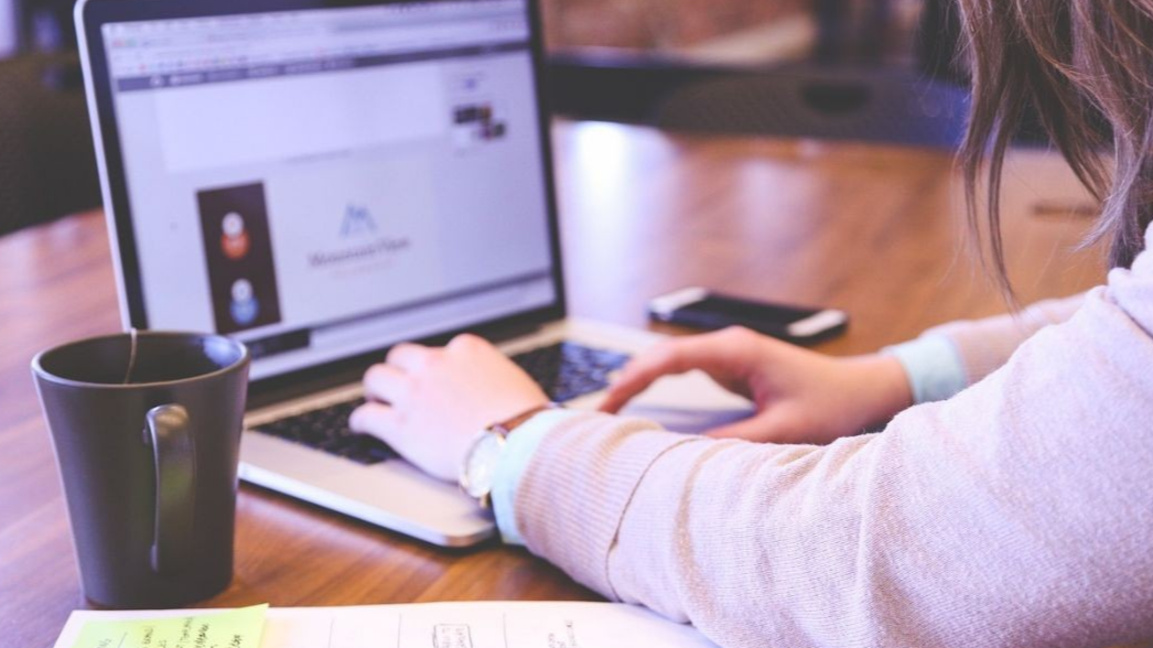 50% от младите хора в България са използвали ИИ през 2025 г. при 64% в ЕС