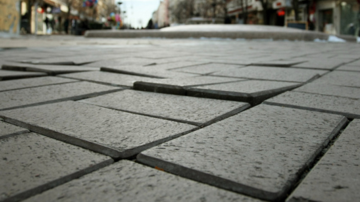 Ремонтират първо най-повредените тротоар...