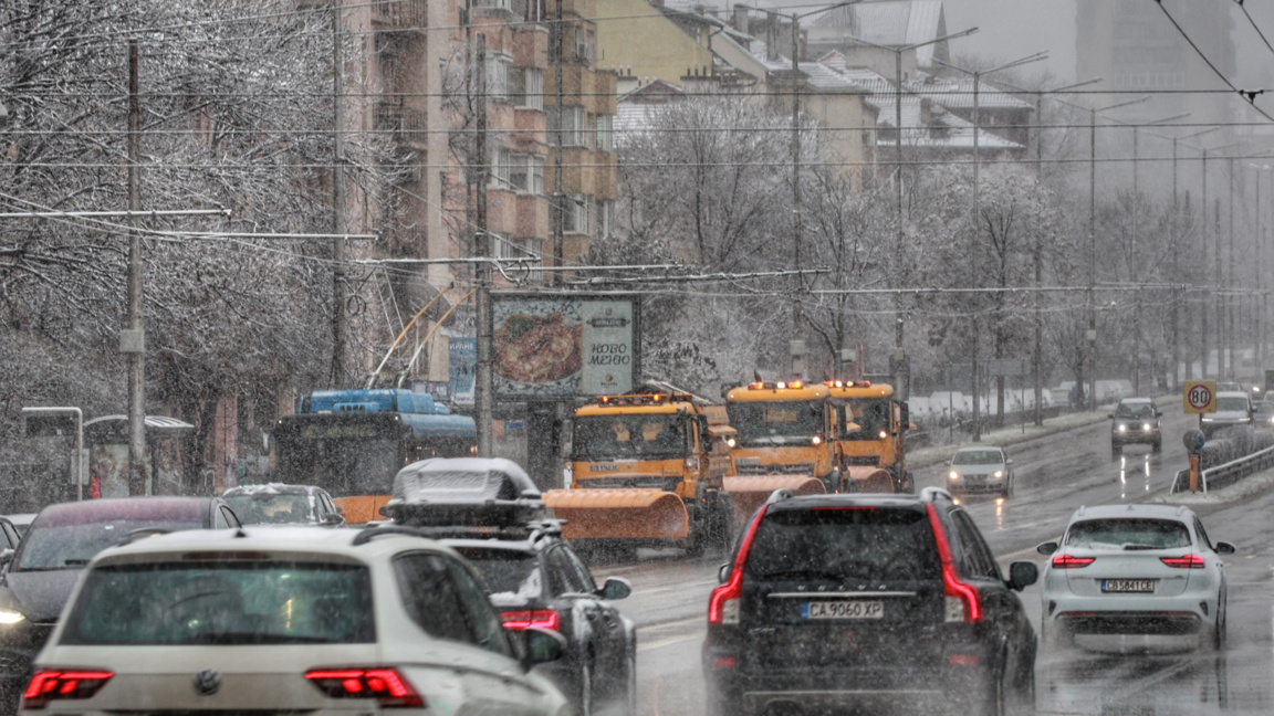 Сняг вали в Северна България, МВР: Шофирайте внимателно! 