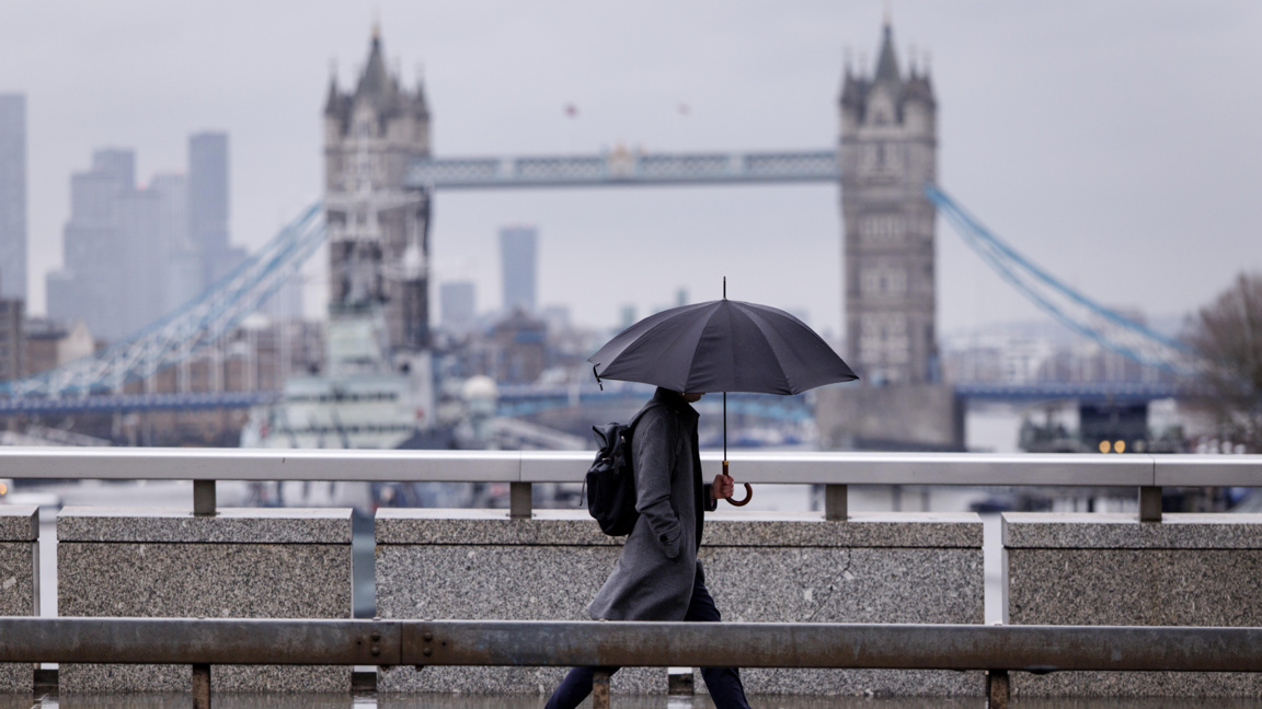 Наводнения заплашват над 100 района във Великобритания