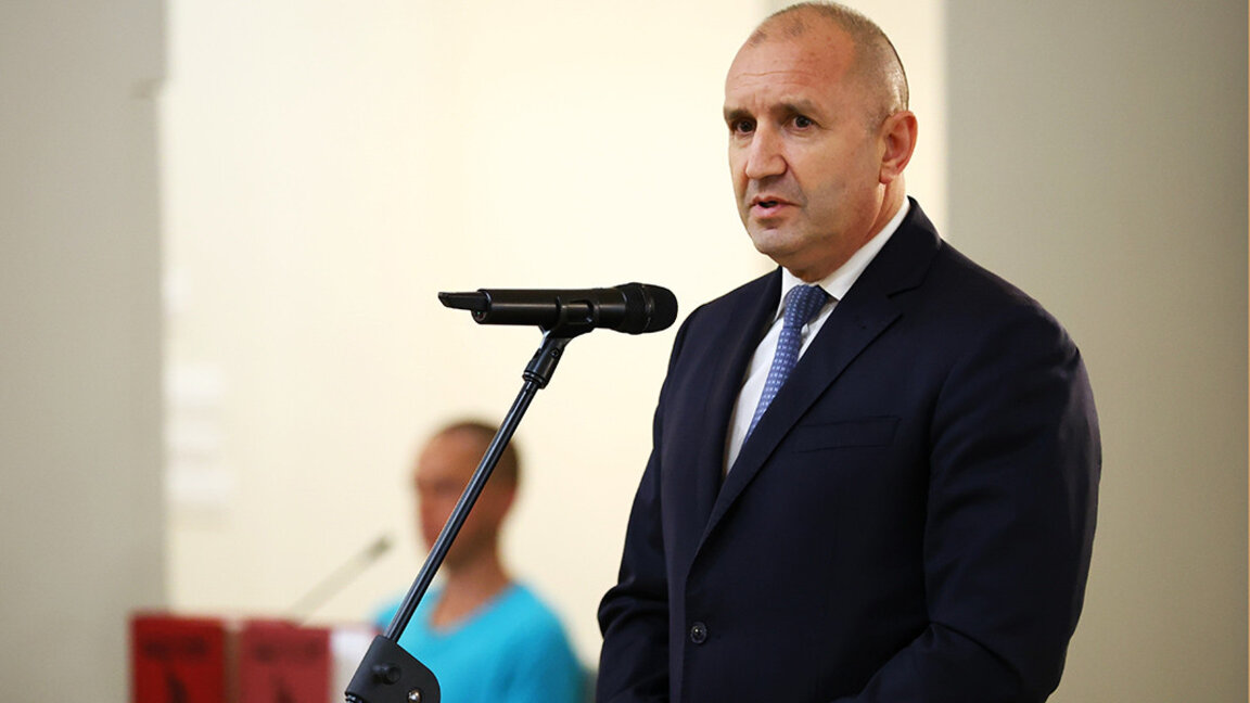 Президентът Румен Радев връчва награди на изявени младежи във Варна