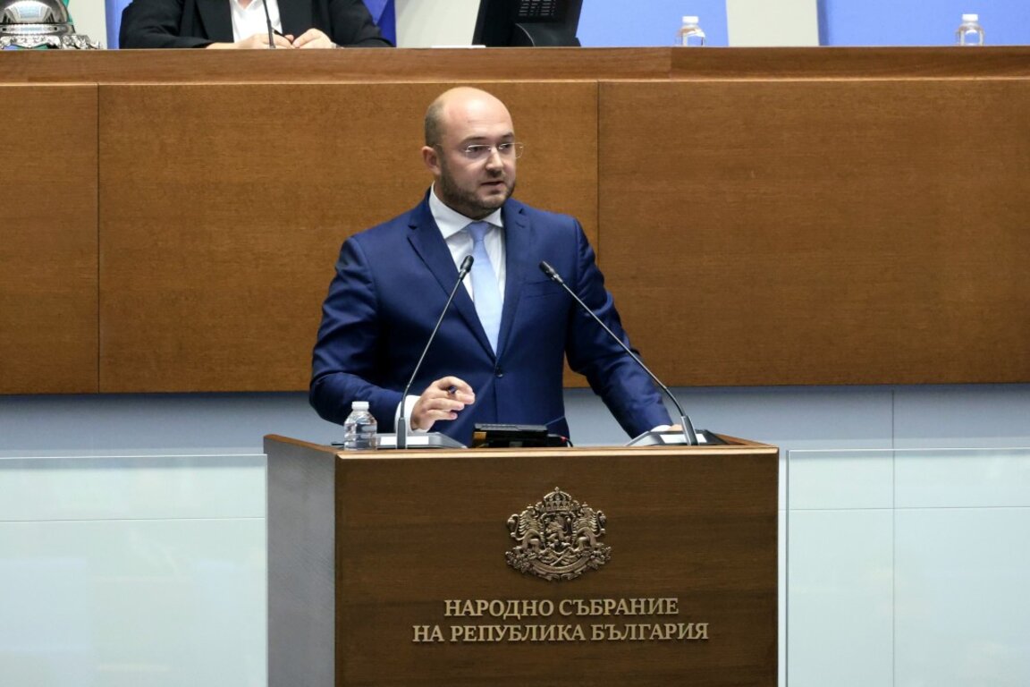 Георги Георгиев: Вносителите на вота не са се справили добре с мотивите