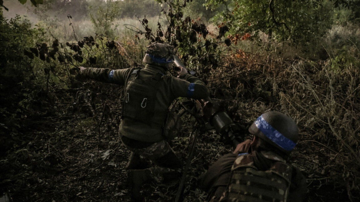 Украински военнослужещи стрелят с противотанков гранатомет SPG9 на позиция на фронтовата линия близо до Часив Яр в Донецка област, Украйна, 06 август 2024 г.