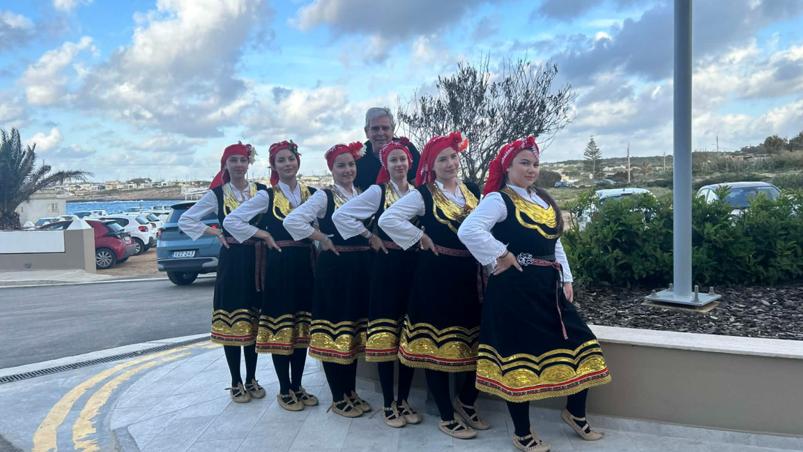 Децата от танцов ансамбъл "Иглика" - Цар...