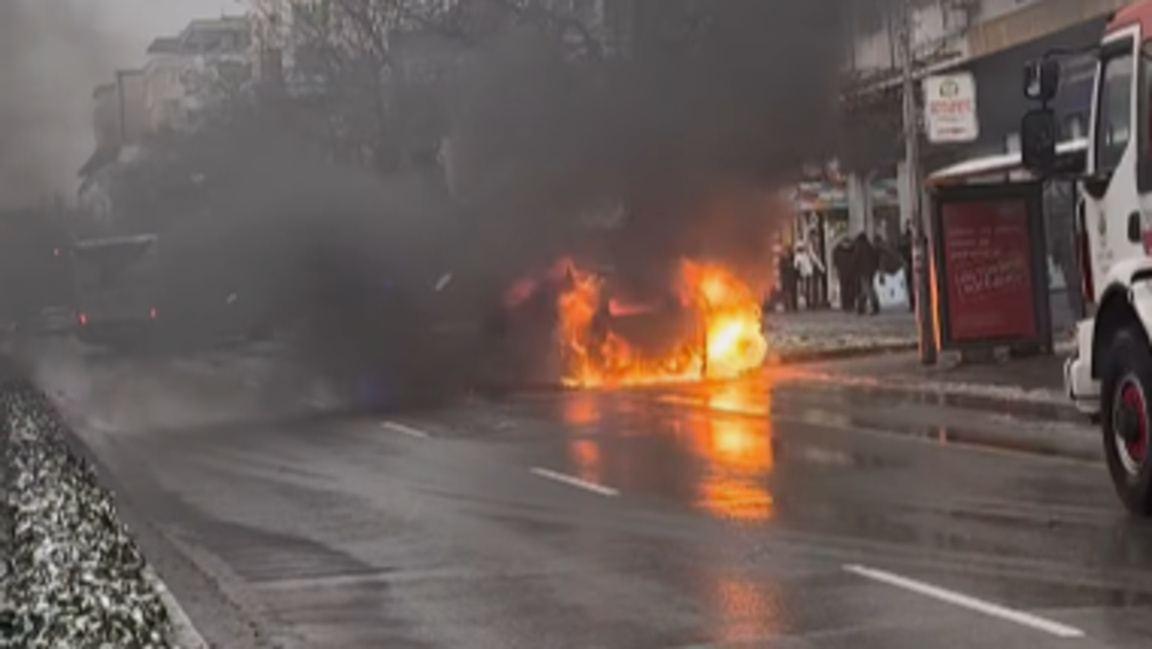 Кола се запали и напълно изгоря до спирка в центъра на Варна