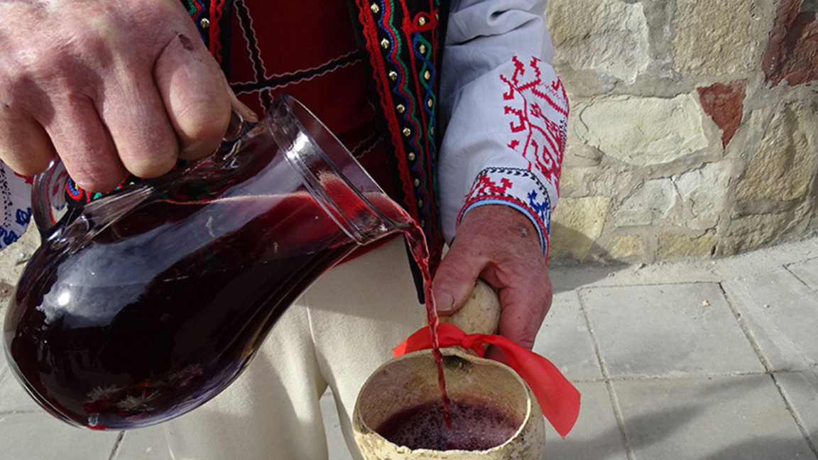 Вино пият петдесет юнака