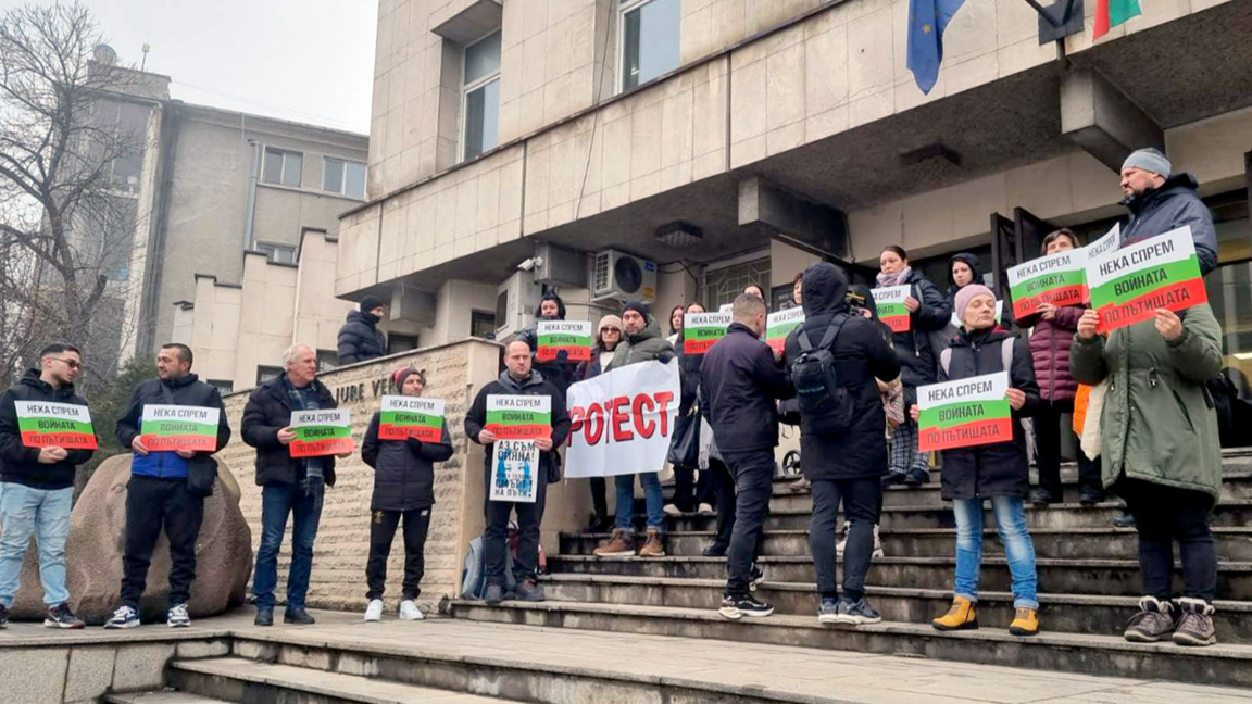 Протестиращи във Велико Търново настояват за по-висока мярка за неотклонение на предизвикалия катастрофа мъж, при която загина бившия кмет на Червен бряг д-р Цветан Костадинов.