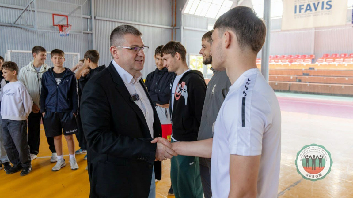 Българи от Тараклия на трибуните за мача...