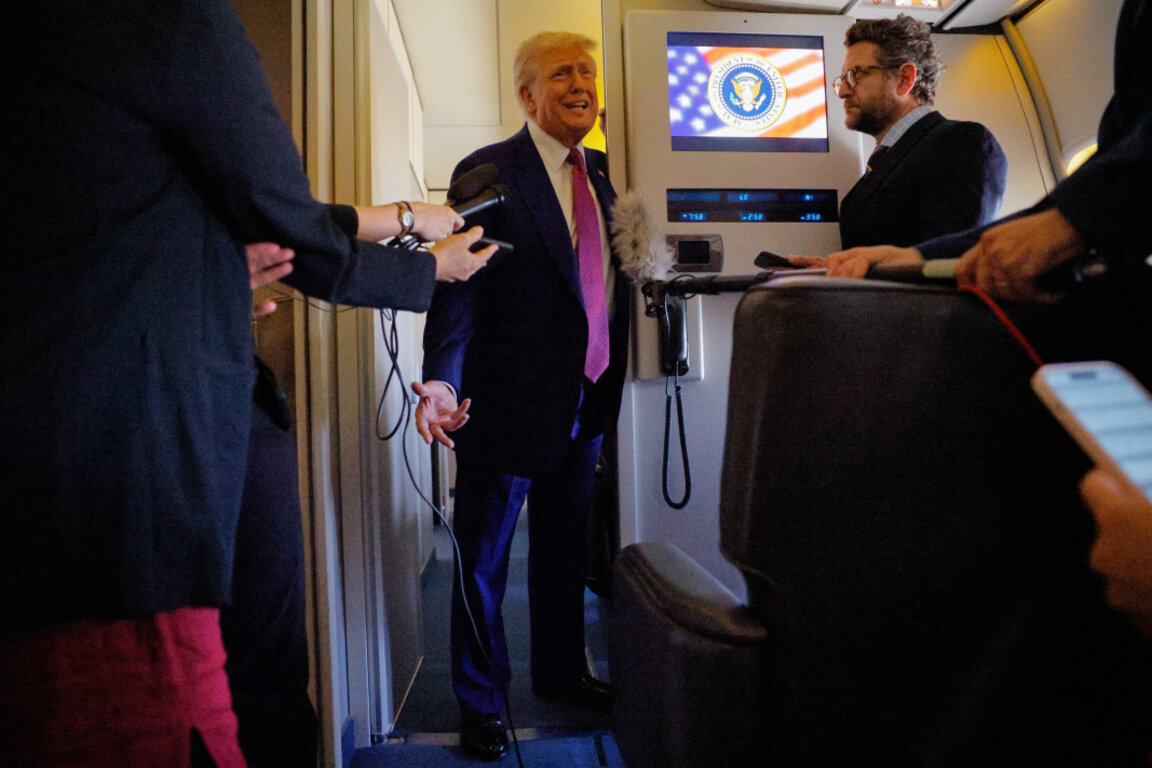 Доналд Тръмп отговаря на въпроси на журналисти на борда на "Еър Форс 1".