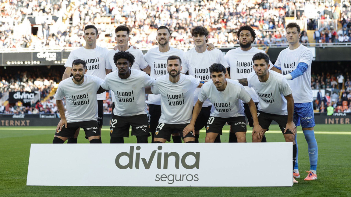 Fotbaliștii și suporterii clubului Valen...