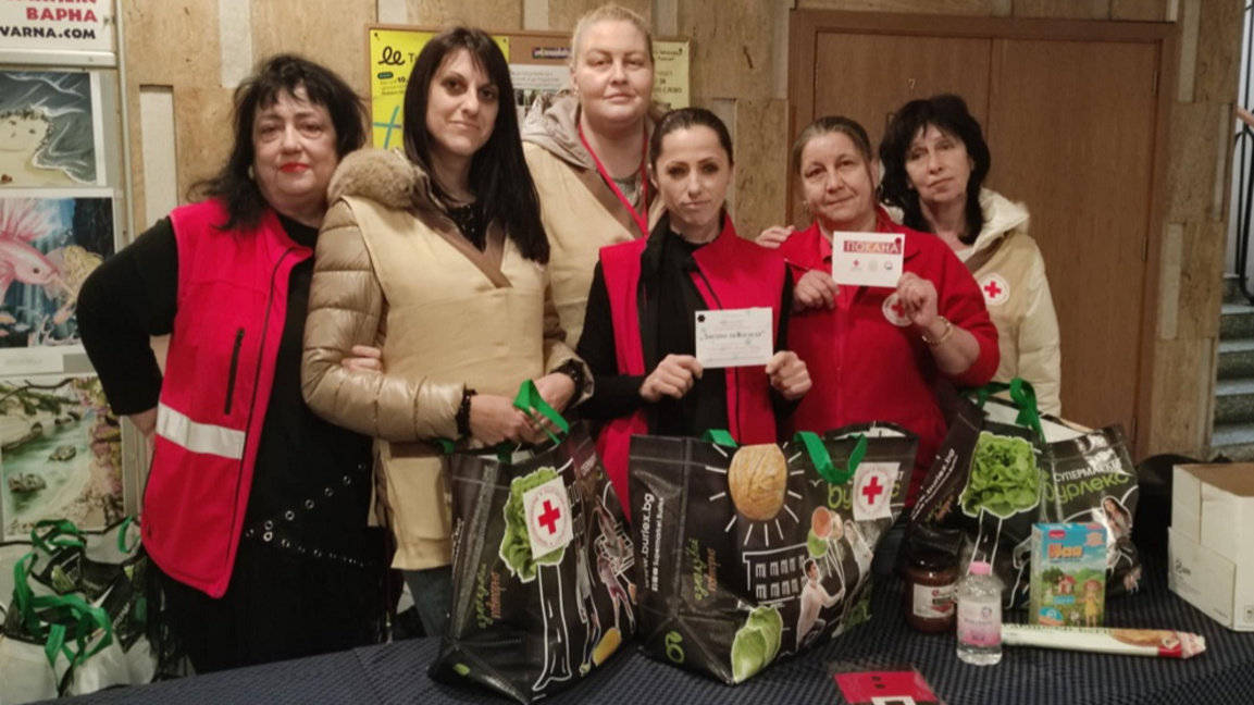 Над 200 варненци получиха пакети с продукти за Коледа