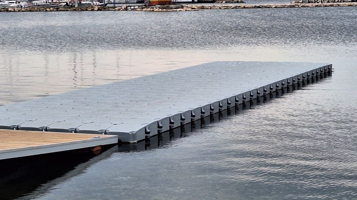 Новият пристан на база "Сия Нейкова" веч...