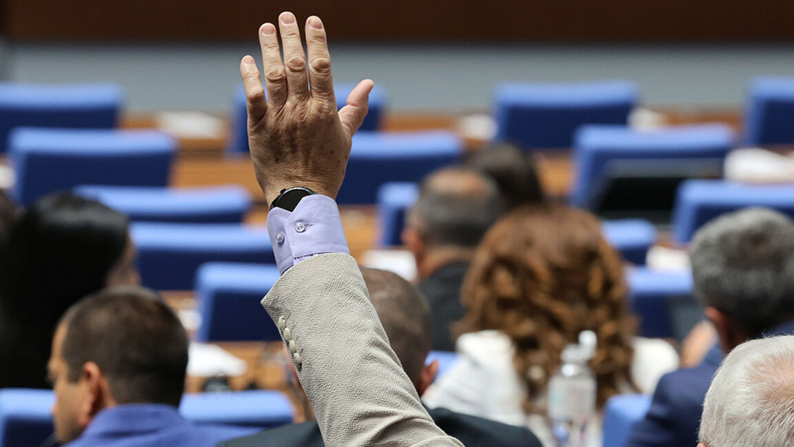 Вотът на недоверие влиза за обсъждане в парламента