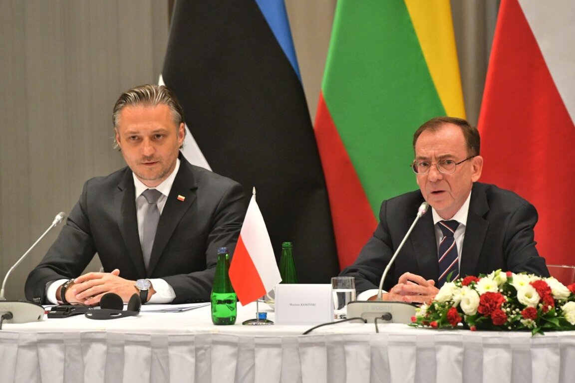 Полският министър на външните работи Мариуш Камински (вдясно) и заместник-министърът на вътрешните работи на Полша Бартош Гродецки на пресконференция във Варшава - 28 август 2023