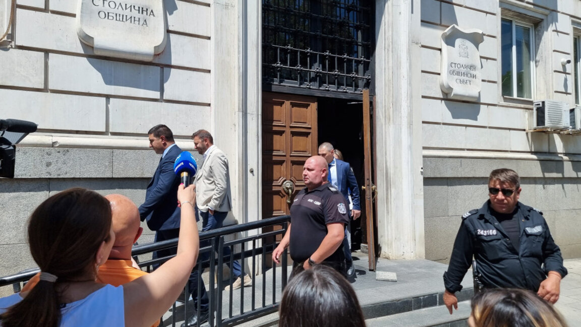 Зам.-кметът Никола Барбутов напусна сградата на Столичната община, придружен от полицията. По-рано днес служители на Антикорупционната комисия извършиха обиски - 24 юни 2025 г.