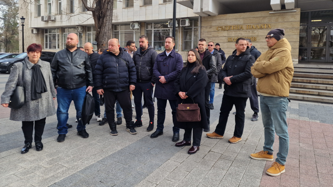 Близки на загинало семейство при ПТП до Пловдив протестираха пред съда 