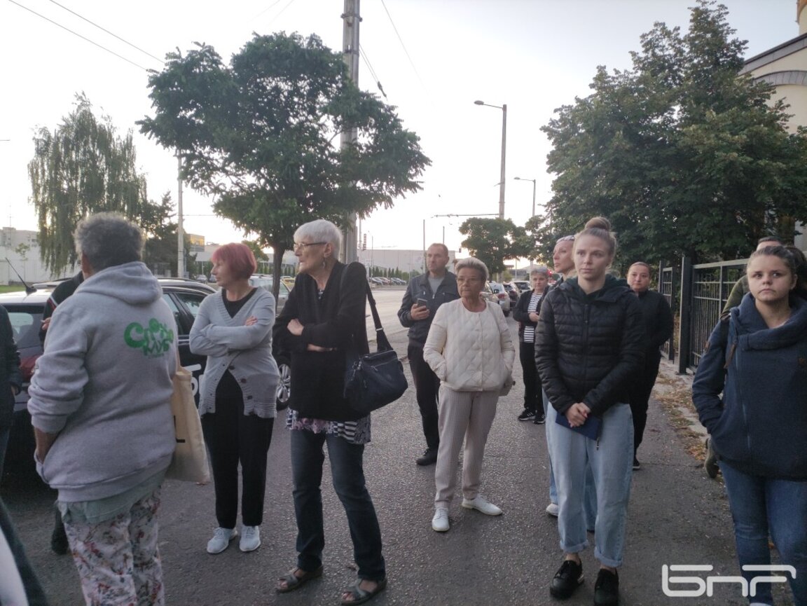 Жители на "Дружба" излязоха на протест тази сутрин заради планираното спиране на топлоподаването за 3 месеца.