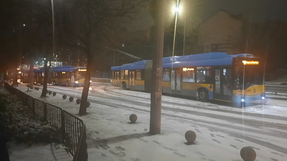 Възстановено е движението на тролеи и автобуси в София 