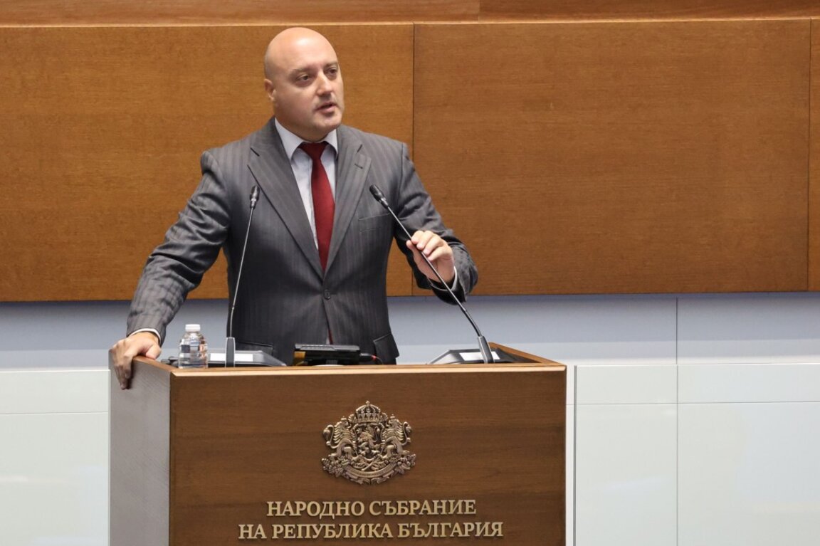 Атанас Славов от ПП-ДБ говори от трибуната на парламента.