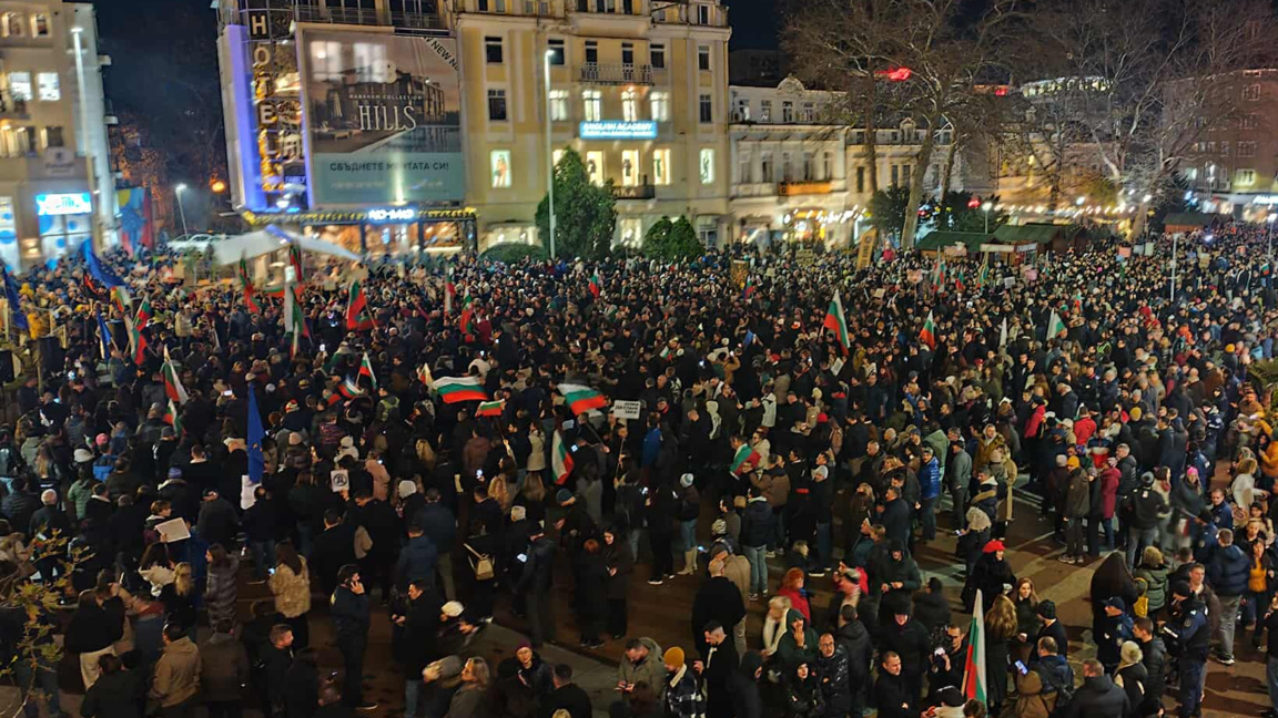 Във Варна хиляди на протест срещу управлението на страната (Снимки и видео)